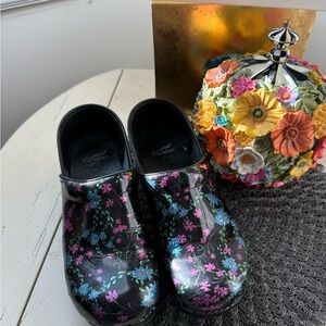 Dansko Metallic Floral Nursing Clogs SZ 42
